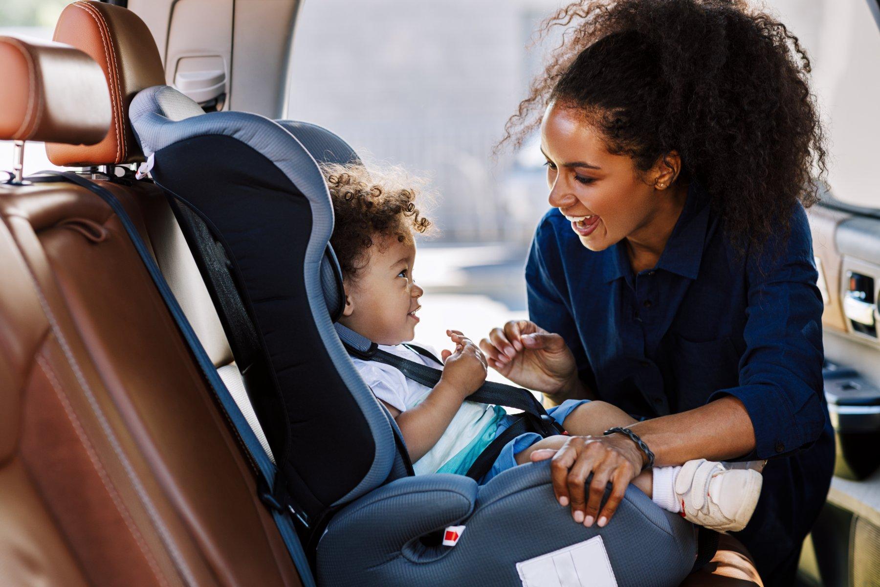 baby-equipment-safety_mom-with-baby-in-car-seat