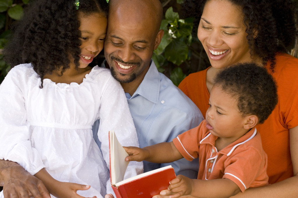 How to help your children enjoy reading. Happy family reading.